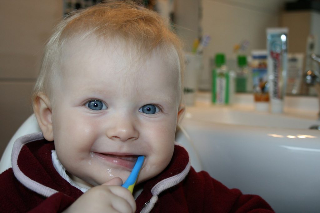 အသက် ၁ နှစ်ခွဲလောက်ကစပြီး သွားတိုက်တတ်အောင် စသင်ပေးပါ။