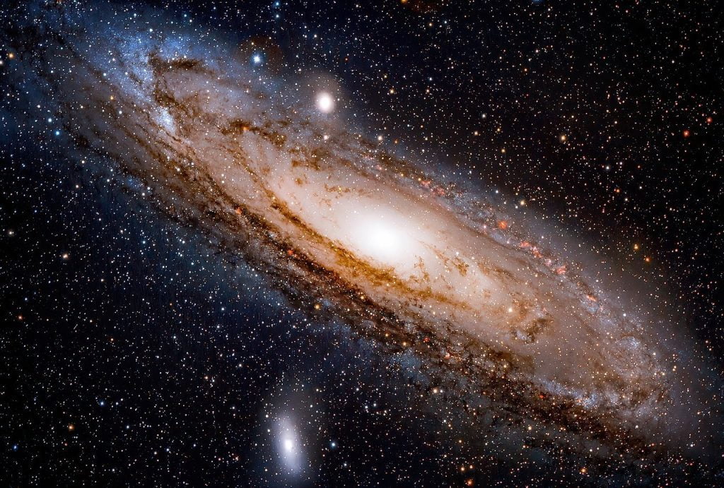 အလင်းနှစ် ၂.၆ သန်းမှာရှိတဲ့ Andromeda Galaxy ကို သာမန်မျက်စေ့နဲ့ မြင်နိုင်ပါတယ်