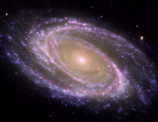 Messier 81 ခရုပတ် ဂလက်ဆီဟာ အလင်းနှစ် ၁၂ သန်း ဝေးပါတယ် (Image credit: NASA/JPL-Caltech/ESA/Harvard-Smithsonian CfA)