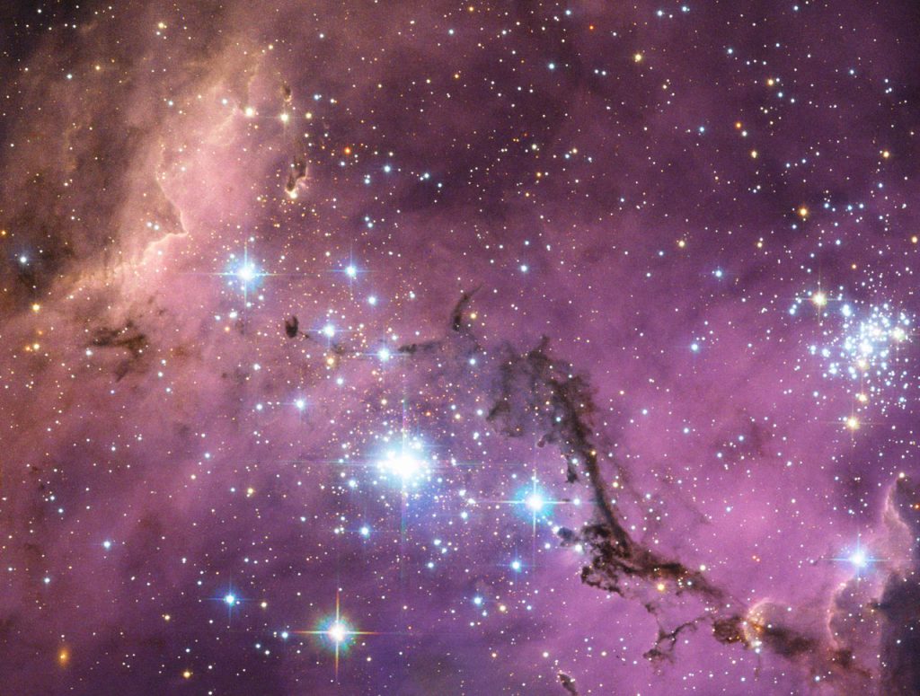 Large Magellanic Cloud ဟာ ကမ္ဘာကနေ အလင်းနှစ် ၂၀၀,၀၀၀ လောက် ဝေးပါတယ် (Image Credit: ESA/NASA/Hubble)
