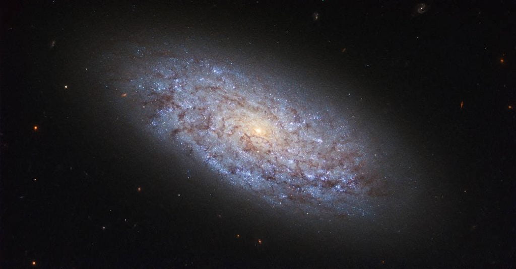 Dwarf Galaxy ခေါ် ဂလက်ဆီမွှား (Credit: ESA/Hubble & NASA)