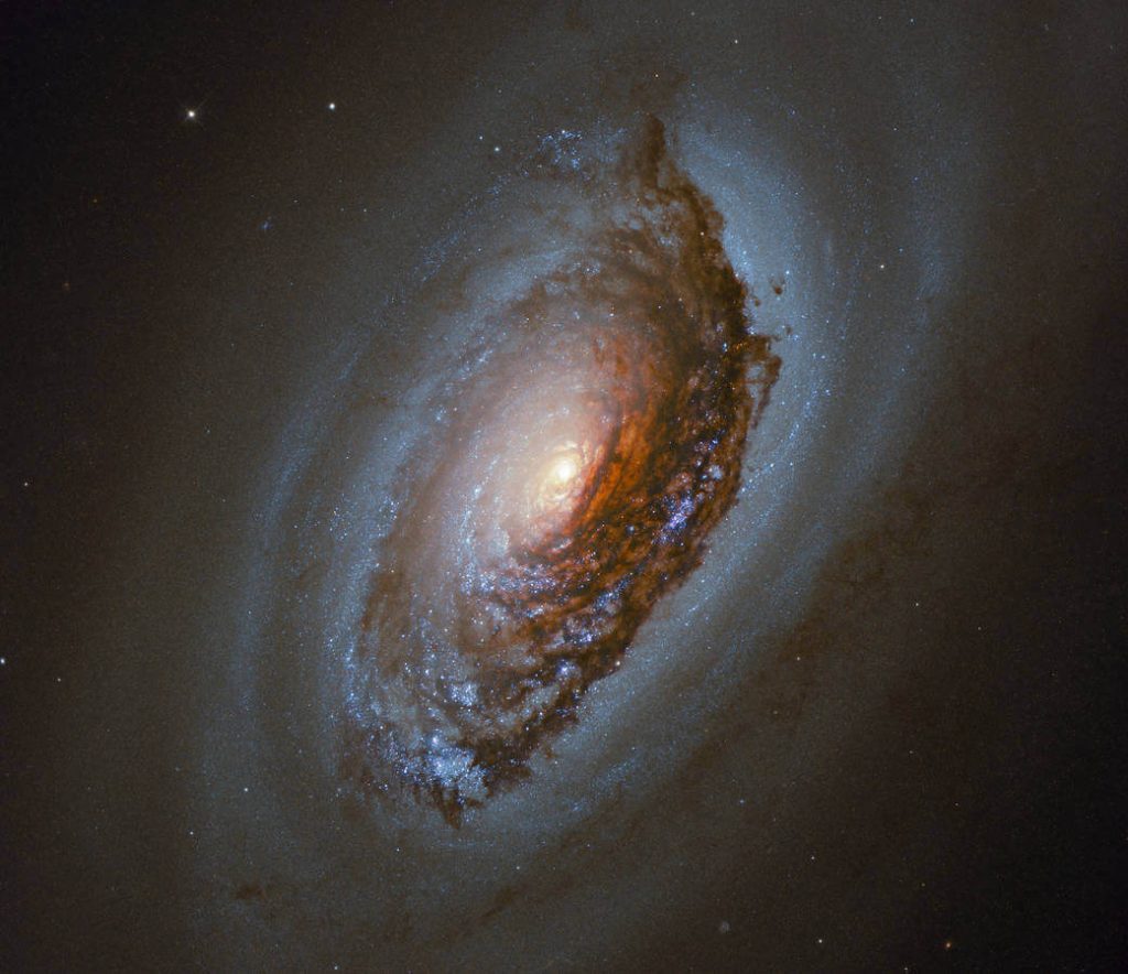 အလင်းနှစ် ၁၇ သန်း အကွာက Black Eye ဂလက်ဆီ (ESA/Hubble & NASA, J. Lee and the PHANGS-HST Team)