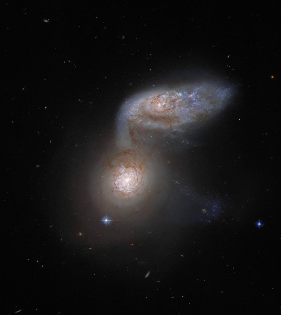 ဂလက်ဆီ နှစ်ခု တိုက်မိနေတဲ့ ပုံ။ အောက်က ဂလက်ဆီက NGC 5953 ဖြစ်ပြီး အပေါ်က ဂလက်ဆီကတော့ NGC 5954 ဖြစ်ပါတယ်။ ဒီပုံကို အာကာသထဲမှာ လွှတ်တင်ထားတဲ့ Hubble Space Telescope ကြီးက ရိုက်ကူးထားတာ ဖြစ်ပါတယ်။