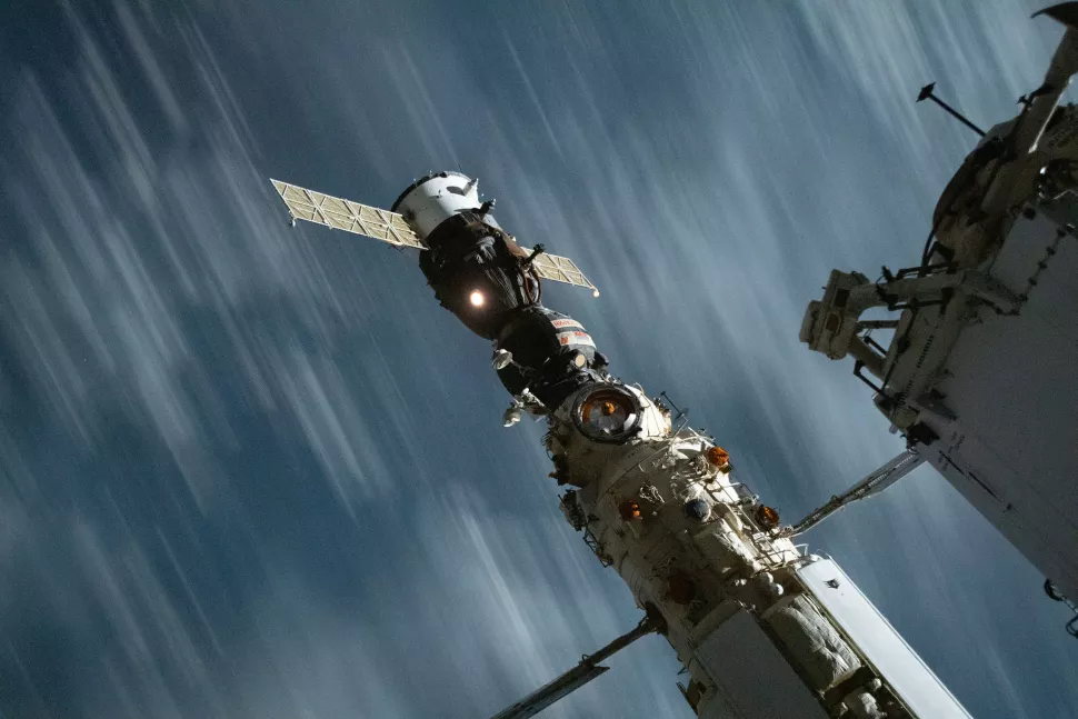 ပြီးခဲ့တဲ့ ဇူလိုင်လက အပြည်ပြည် ဆိုင်ရာ အာကာသ စခန်းကို တစ်ပတ်ခွဲ လည်သွား စေခဲ့တဲ့ ရုရှား ရဲ့ Nauka module အား ISS ပေါ်မှ မြင်ရစဉ်။