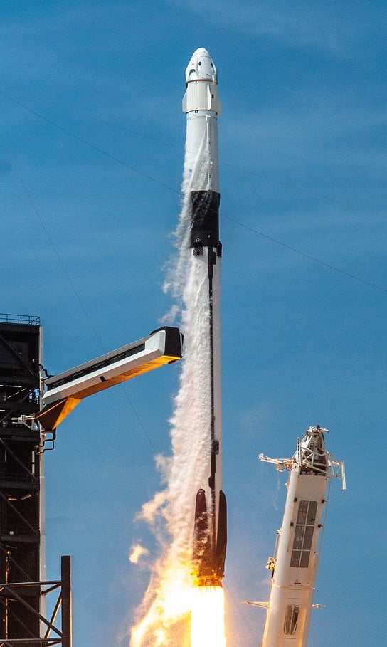 လက်ရှိ အားအကောင်းဆုံး ဒုံးပျံ တစ်စင်း ဖြစ်တဲ့ Falcon 9 ဒုံးပျံ (Photo: NASA/Tony Gray and Tim Powers)