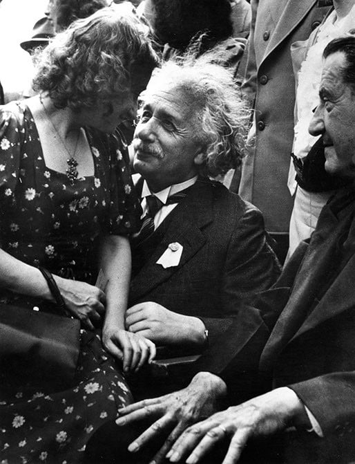 ၁၉၃၉ ခုနှစ် နယူးယောက် ကုန်စည်ပြပွဲတွင် အိုင်းစတိုင်းအား လာရောက် မိတ်ဆက်သော လှပျိုဖြူ တစ်ဦးနှင့် အတူ တွေ့ရစဉ်