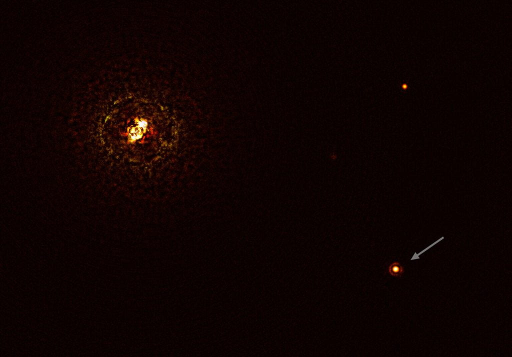မိခင်ကြယ် အမွှာပူးကို ပုံရဲ့ ဘယ်ဖက် အခြမ်းမှာ မြင်ရမှာ ဖြစ်ပြီး မြှားပြထားတာ ကတော့ b centauri b ဂြိုဟ်ပဲ ဖြစ်ပါတယ်