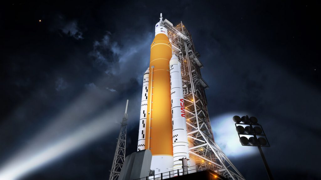 NASA ရဲ့ Space Launch System ကို လွှတ်တင်ဖို့ ပြင်ဆင်ထားပုံကို ပန်းချီဆရာက သရုပ်ဖော် ထားပုံ