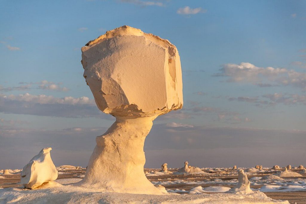 အီဂျစ် White Desert သဲကန္တာရ ထဲက မှိုပွင့်ပုံ ကျောက်တုံးကြီး