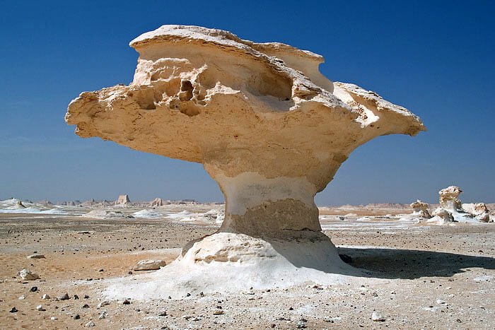 အီဂျစ် White Desert သဲကန္တာရ ထဲက မှိုပွင့်ပုံ ကျောက်တုံးကြီး