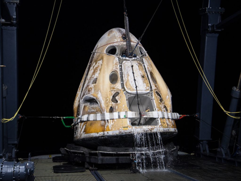 SpaceX Crew-3 ခရီးစဉ်တွင် အသုံးပြု ခဲ့သည့် Endurance အာကာသ ယာဉ်အား ပင်လယ်ပြင်မှ ဆယ်ယူ အပြီး တွေ့ရစဉ်