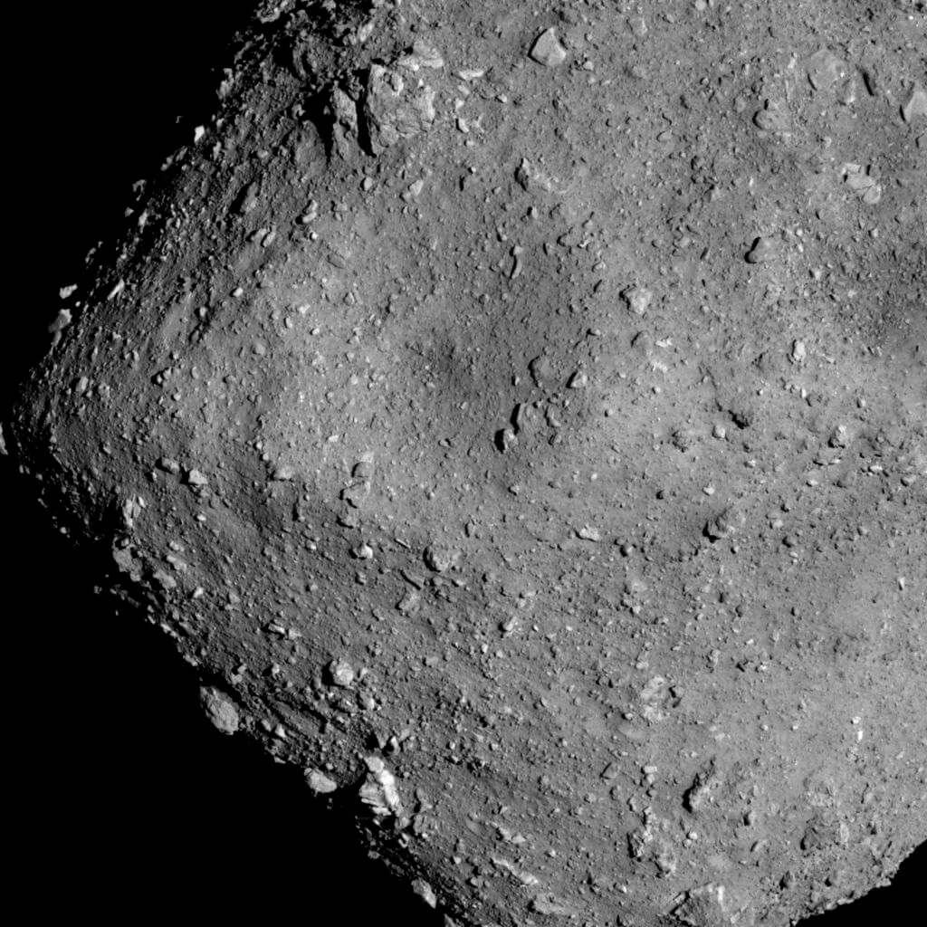 Asteroid Ryugu ရဲ့ မျက်နှာပြင်အား အမြင့် ၆ ကီလိုမီတာ အကွာမှ မြင်ရစဉ်