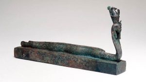 အလုံပိတ်ထားသော ရှေးအီဂျစ် ခေါင်းတလား ၆ ခုအတွင်းမှ ပစ္စည်းများ ဖော်ထုတ်နိုင်ပြီ Bronze-container-for-mummified-eel